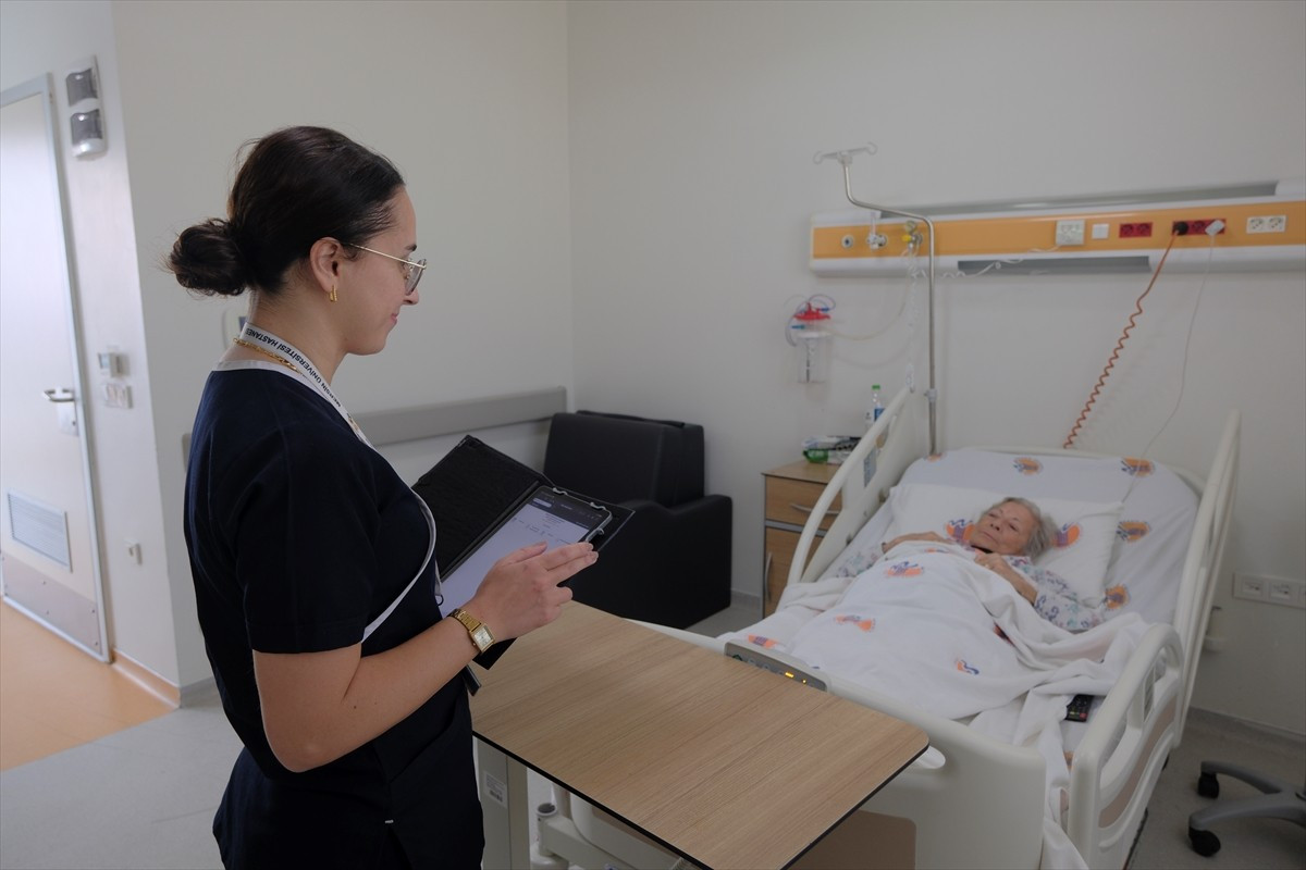 Mersin Üniversitesi Hastanesinde hayata geçirilen akıllı ilaç dolabı, sekretersiz poliklinik...