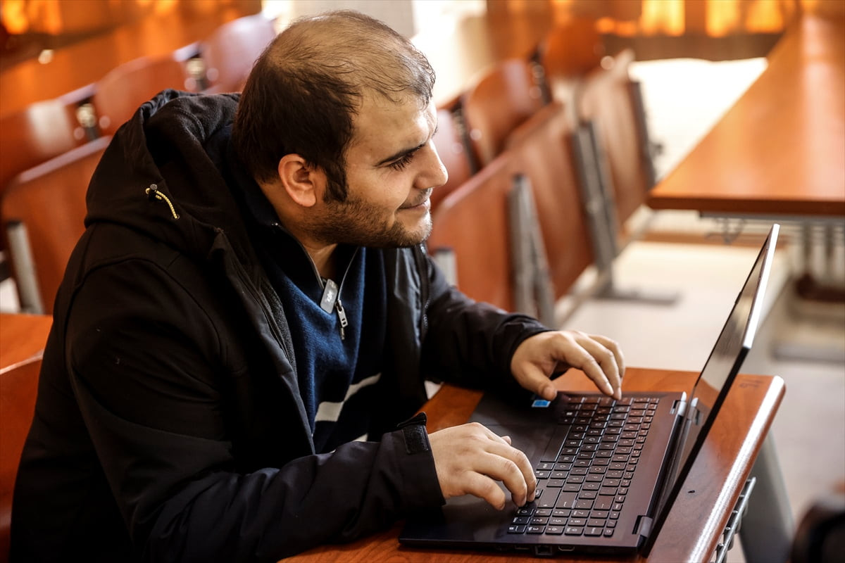 Mersin Valisi Atilla Toros, görme engelli üniversite öğrencisi Esat İnan'a ekran okuma programı...