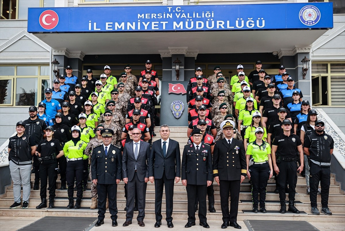 Mersin Valisi Atilla Toros (önde ortada), İl Emniyet Müdürlüğü'nde düzenlenen toplantıda, kentteki...