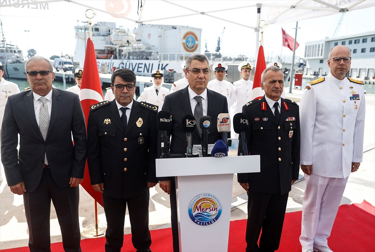 Mersin Valisi Atilla Toros (ortada), 9 aylık asayiş olaylarına ilişkin Sahil Güvenlik Akdeniz...