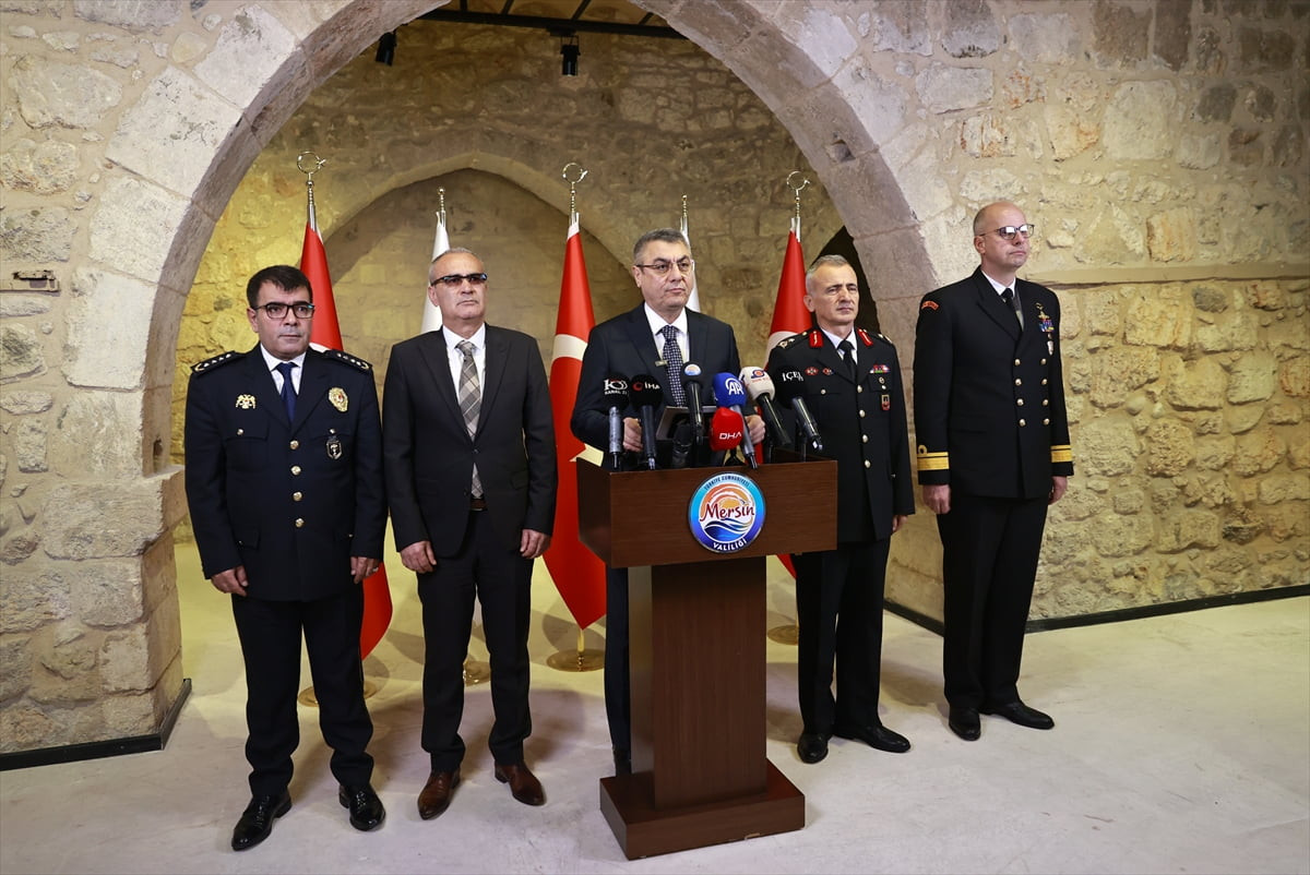 Mersin Valisi Atilla Toros (ortada), düzenlenen basın toplantısında, Ocak 2026'ya ilişkin asayiş...