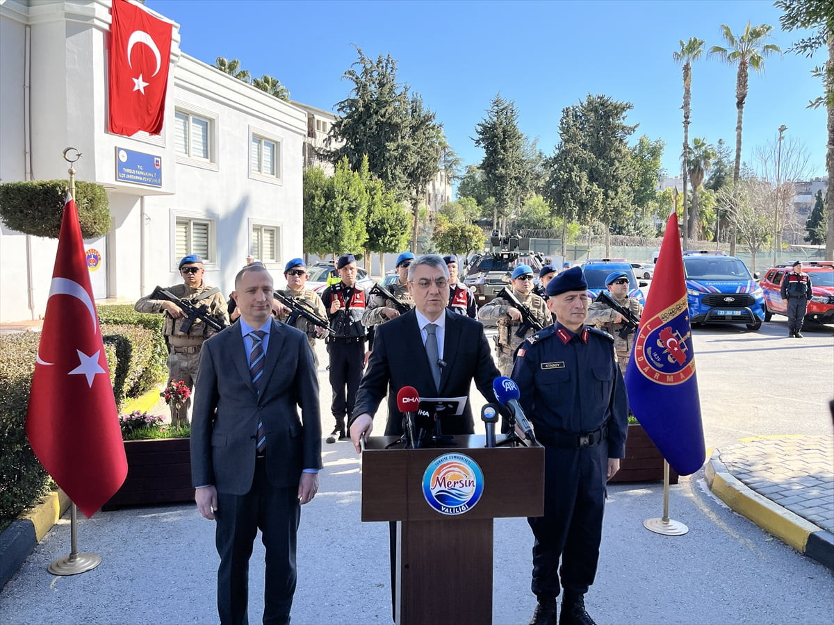 Mersin Valisi Atilla Toros (ortada), İçişleri Bakanı Ali Yerlikaya'nın duyurduğu ve Mersin...