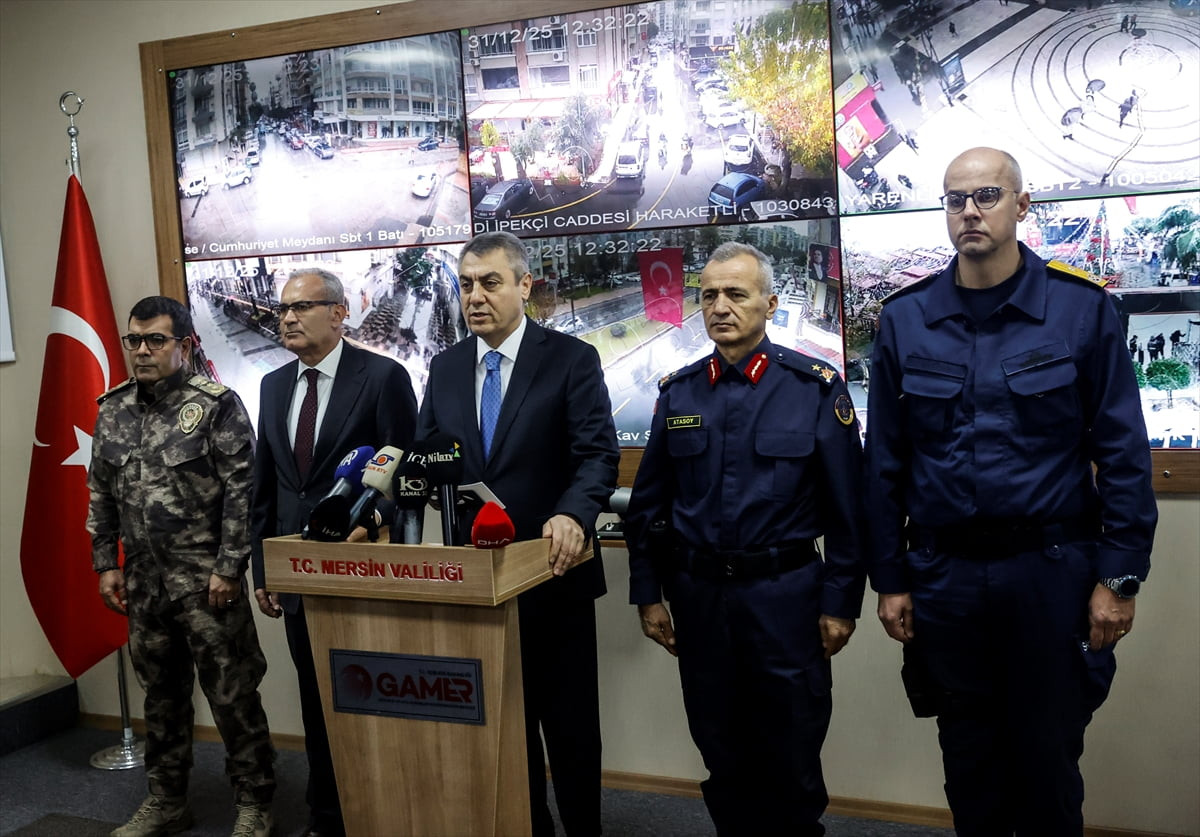 Mersin Valisi Atilla Toros (sol 3), Afet Koordinasyon Merkezi'nde düzenlenen basın açıklaması...
