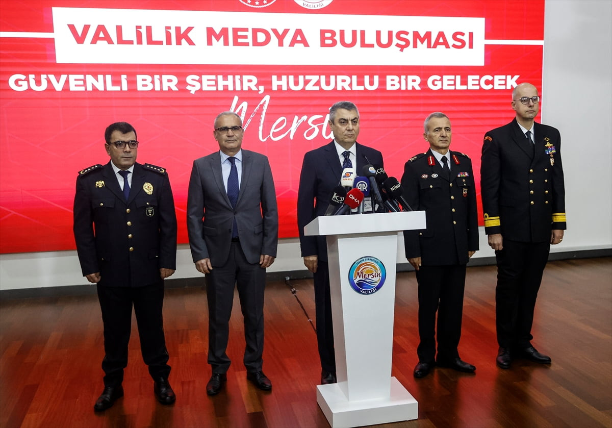 Mersin Valisi Atilla Toros (sol 3), Suphi Öner Öğretmenevi'nde kentte geçen yıl kaydedilen asayiş...