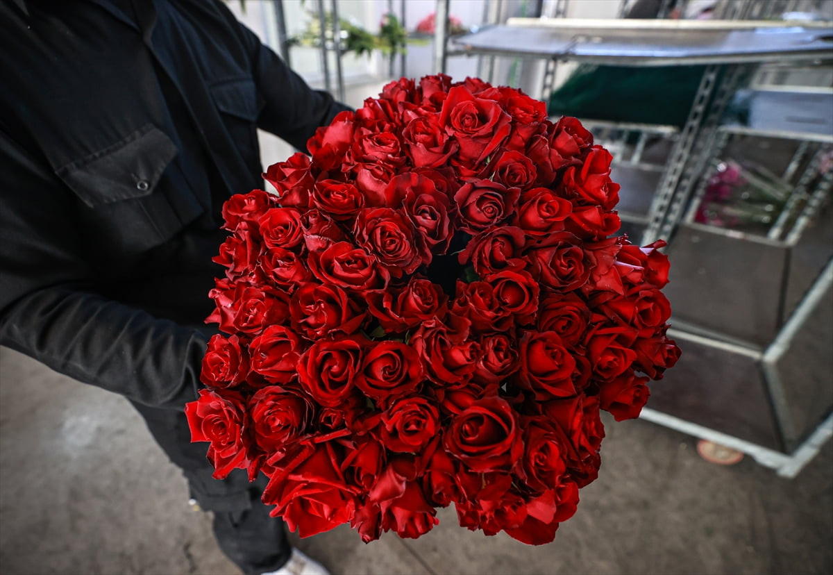 Mersin ve Adana'da 8 Mart Dünya Kadınlar Günü öncesi hareketliliğin arttığı çiçek mezatlarında...
