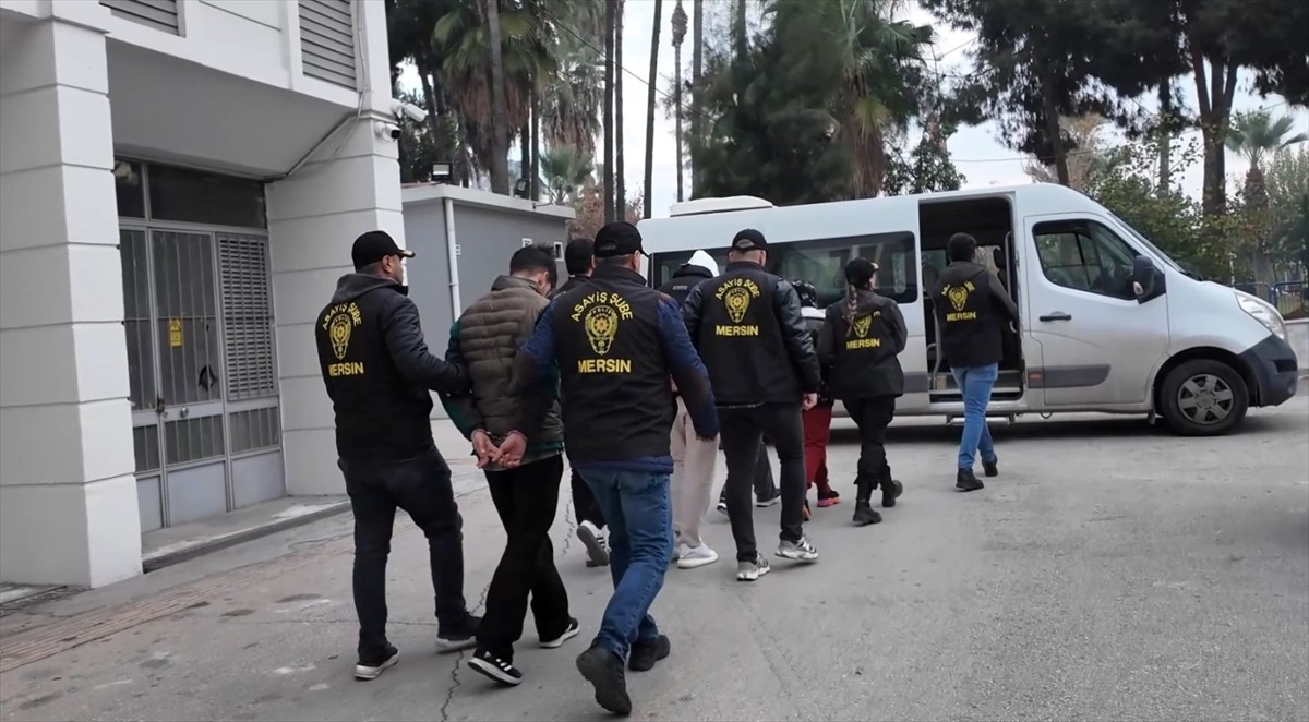 Mersin ve Bingöl'de yabancı uyruklu kadınları fuhşa zorladıkları iddiasıyla gözaltına alınan 4...