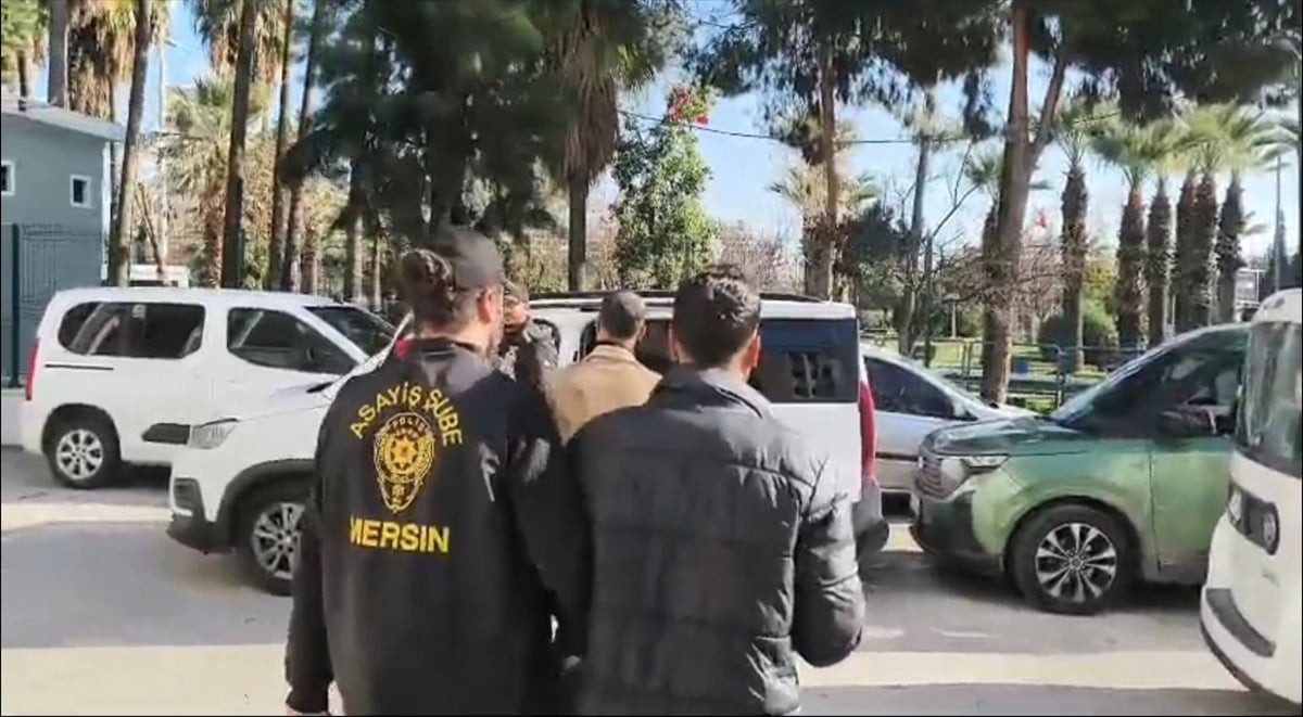 Mersin ve Şanlıurfa'da kendilerini polis olarak tanıtıp dolandırıcılık yaptıkları iddiasıyla...