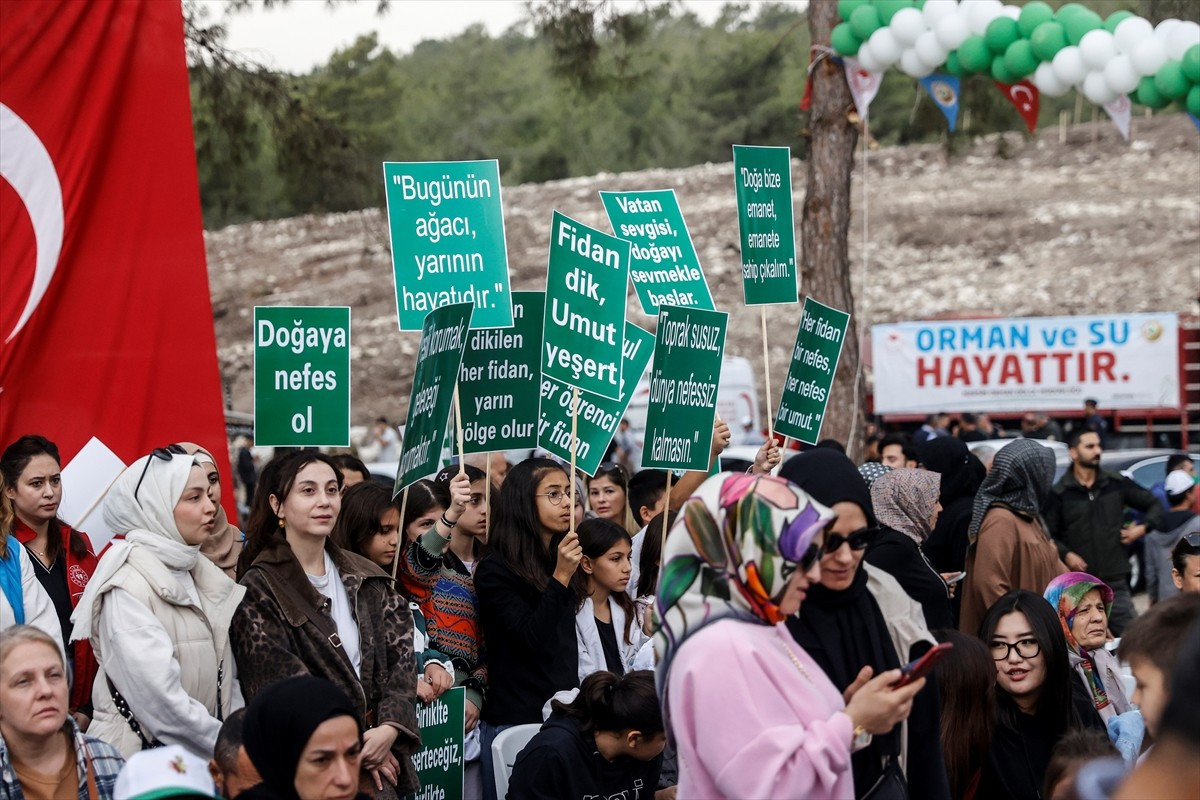 Mersin'de, 11 Kasım Milli Ağaçlandırma Günü dolayısıyla fidan dikildi. Yenişehir ilçesindeki...