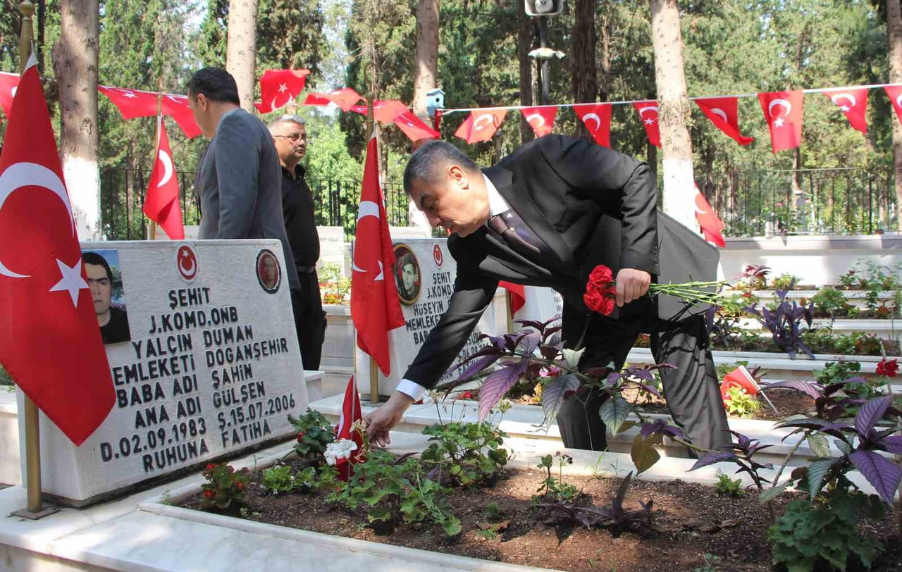 MERSİN'DE 15 TEMMUZ DEMOKRASİ VE MİLLİ BİRLİK GÜNÜ ETKİNLİKLERİ KAPSAMINDA ŞEHİTLİKLER ZİYARET...