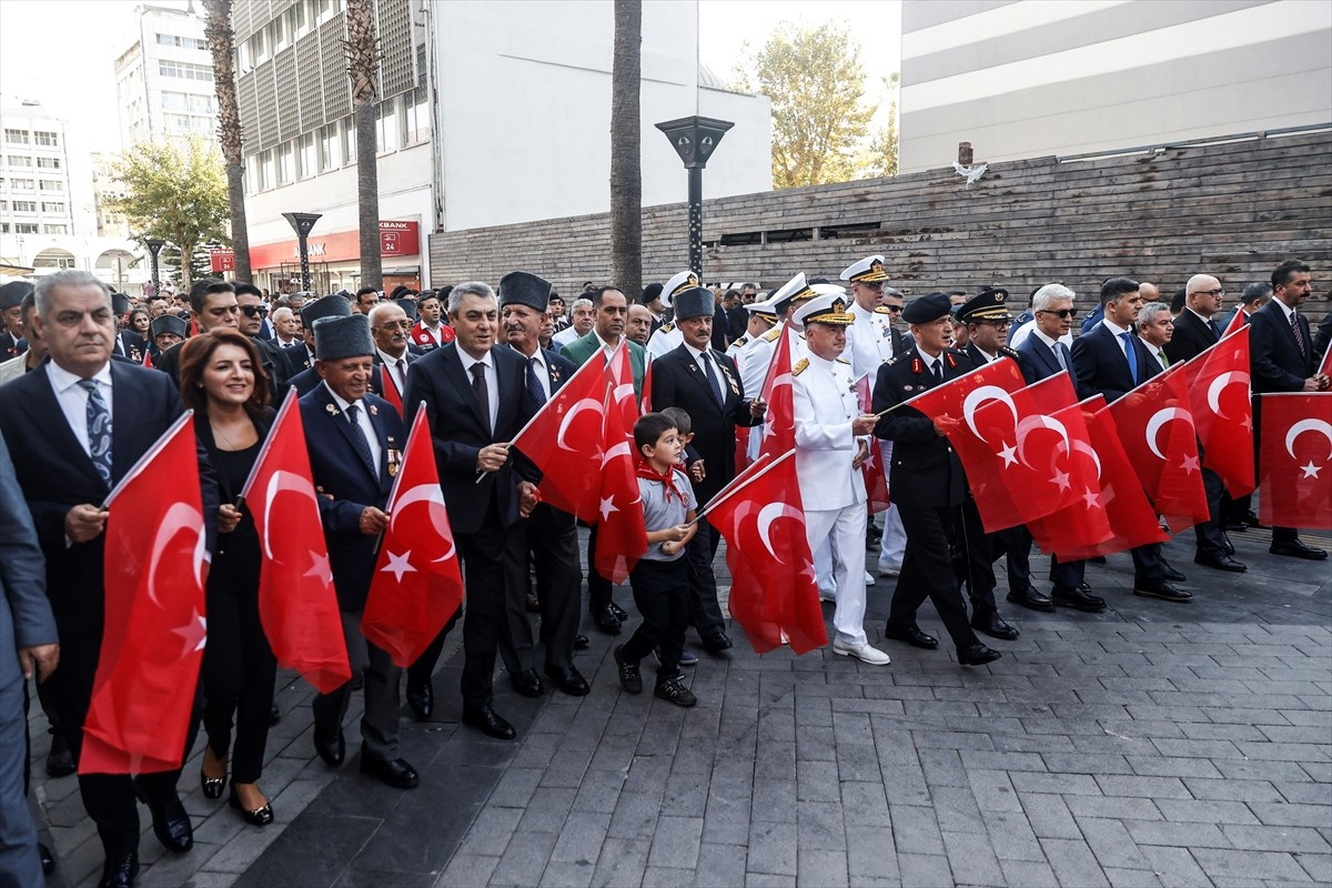 Mersin'de 19 Eylül Gaziler Günü dolayısıyla yürüyüş ve tören düzenlendi. Akdeniz ilçesindeki Ulu...