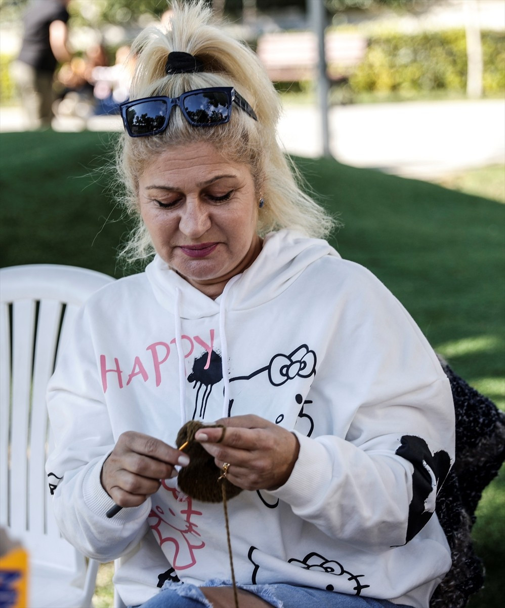 Mersin'de 28 yıl önce başlatılan "İyilik Örüyorum" hareketine katılan gönüllü kadınlar, ihtiyaç...