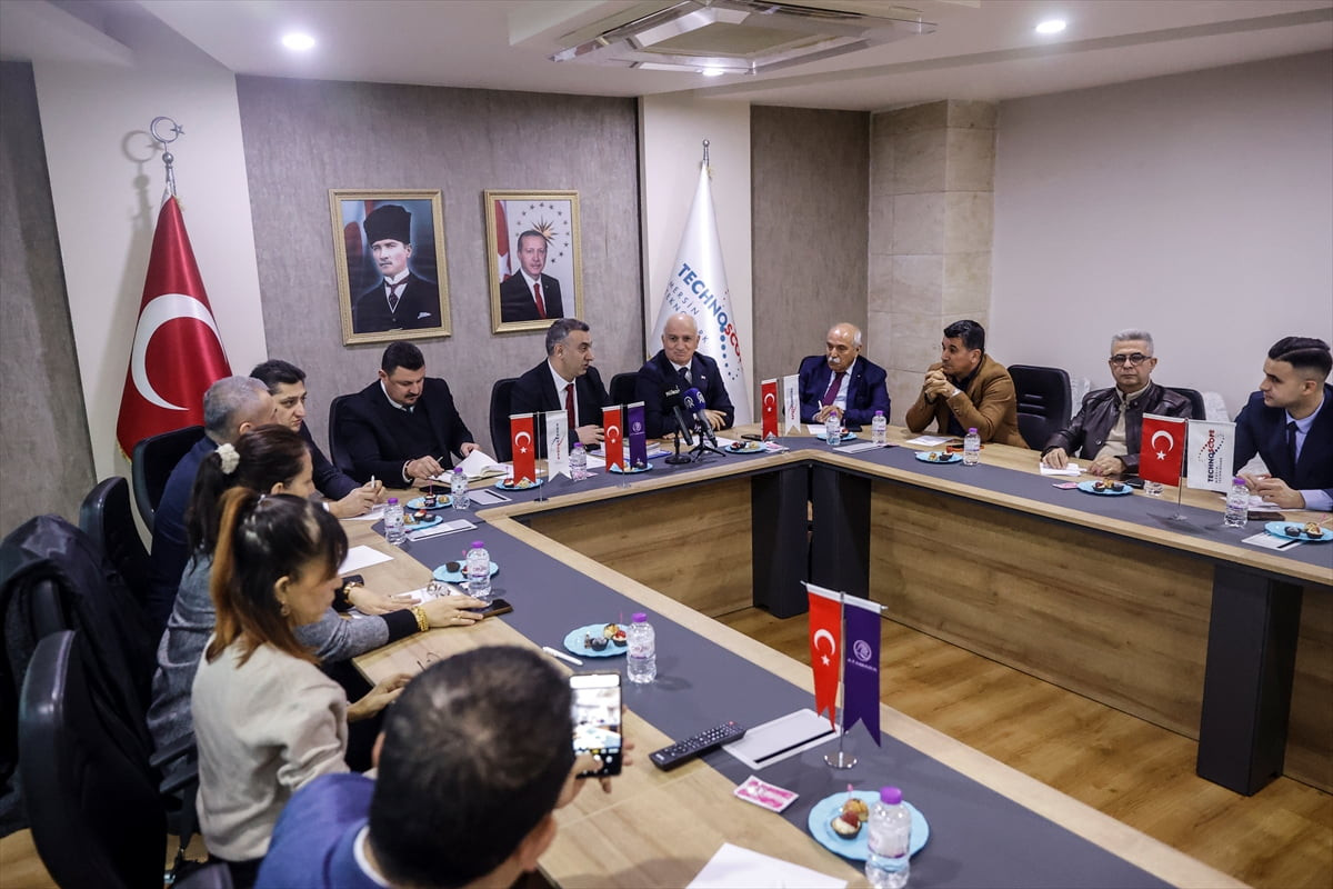 Mersin'de akademisyenlerin öncülüğünde Mersin Teknokent'te kurulan turizm şirketinin yetkilileri...
