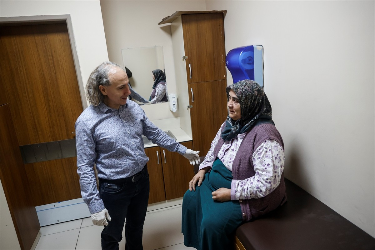 Mersin'de ameliyattan korktuğu için yaklaşık 11 yıl ertelediği doktor muayenesine oğlunun...