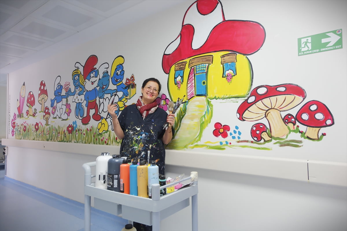 Mersin'de binaların yıpranmış dış cephelerini ünlü ressamların eserleriyle renklendiren Nazife...