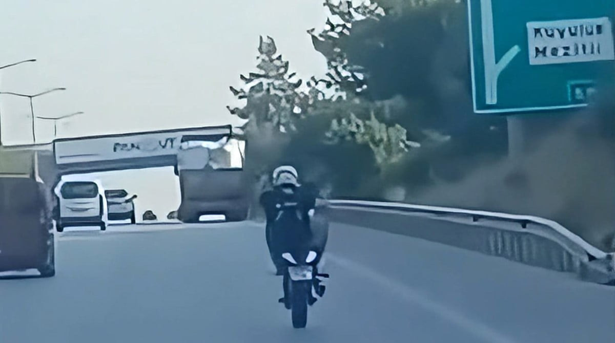 MERSİN'DE BİRE ŞAHIS OTOYOLDA TEK TEKER ÜZERİNDE MOTOSİKLET KULLANARAK AKROBATİK HAREKETLER...