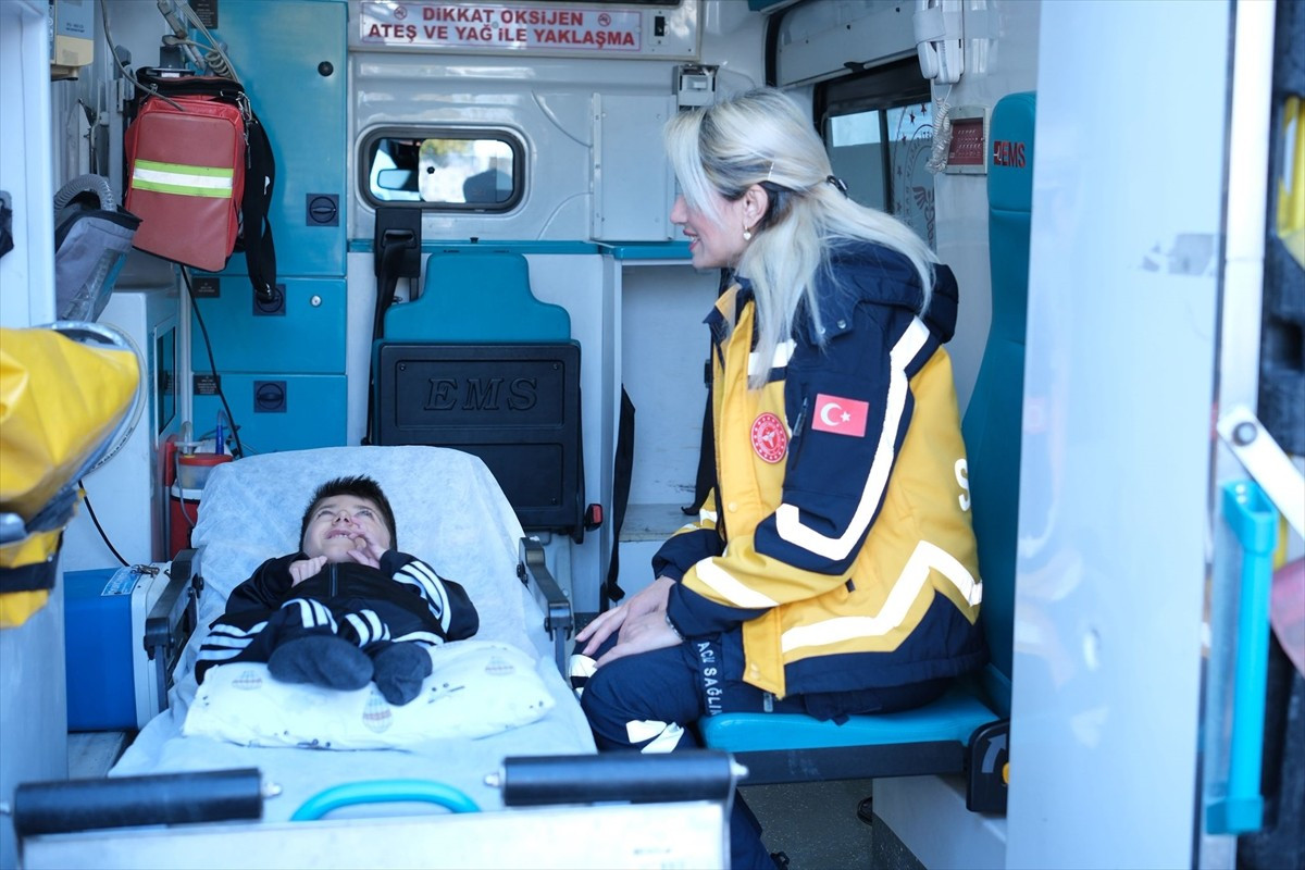 Mersin'de cam kemik hastalığıyla mücadele eden 13 yaşındaki Kerim Doğan, sağlık ekiplerinin...