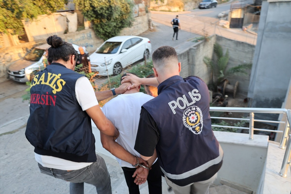 Mersin'de çeşitli suçlardan kesinleşmiş hapis cezası bulunan 21 hükümlü yakalandı.