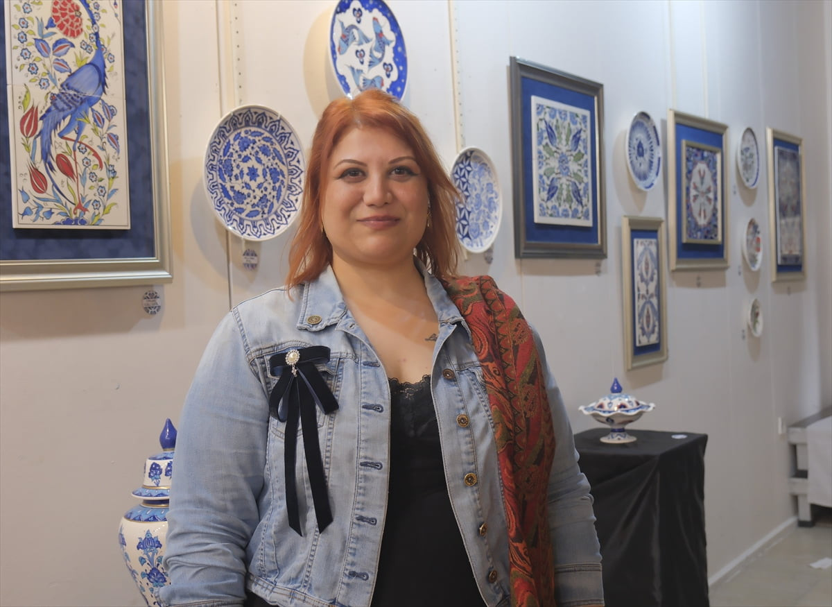 Mersin'de çini sanatçısı Merve Kara ile öğrencilerinin hazırladığı eserler, "Lamekan Çiniler" adlı...