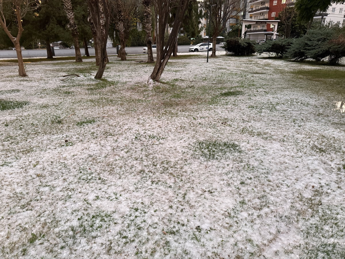 Mersin'de dolu hayatı olumsuz etkiledi.