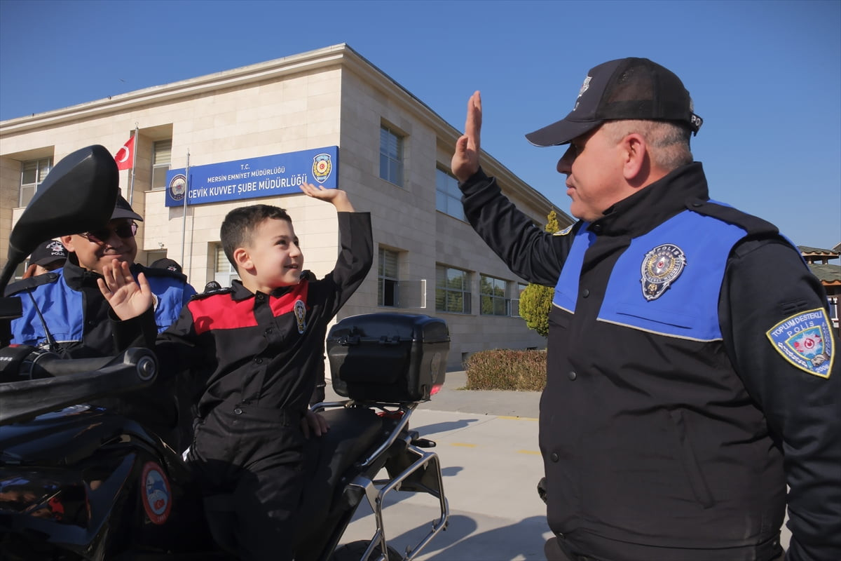 Mersin'de Duchenne Musküler Distrofi (DMD) hastalığıyla mücadele eden 8 yaşındaki Ünal Tuna Şen'in...