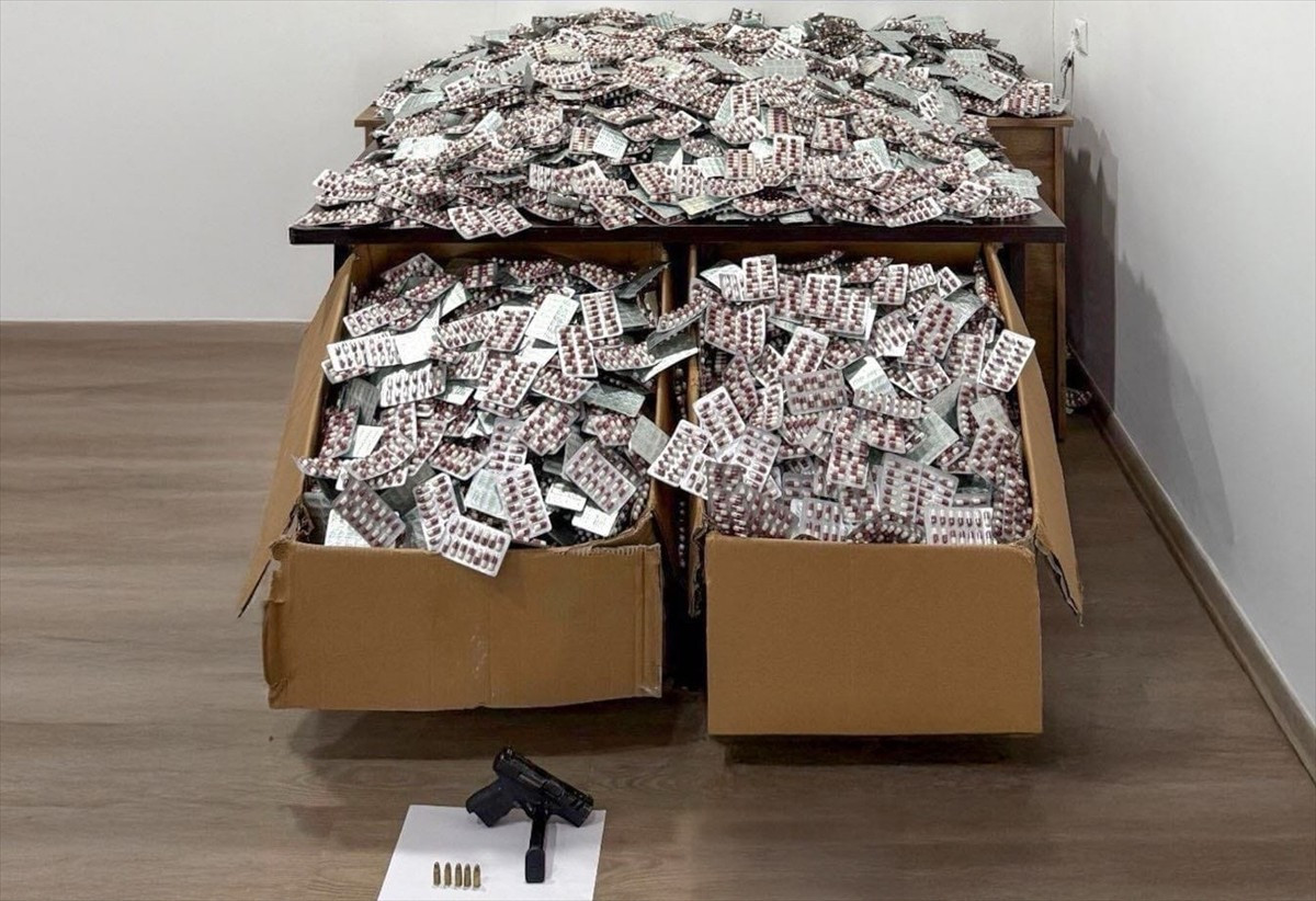 Mersin'de düzenlenen operasyonda 448 bin uyuşturucu hap ele geçirildi, gözaltına alınan 4 zanlı...