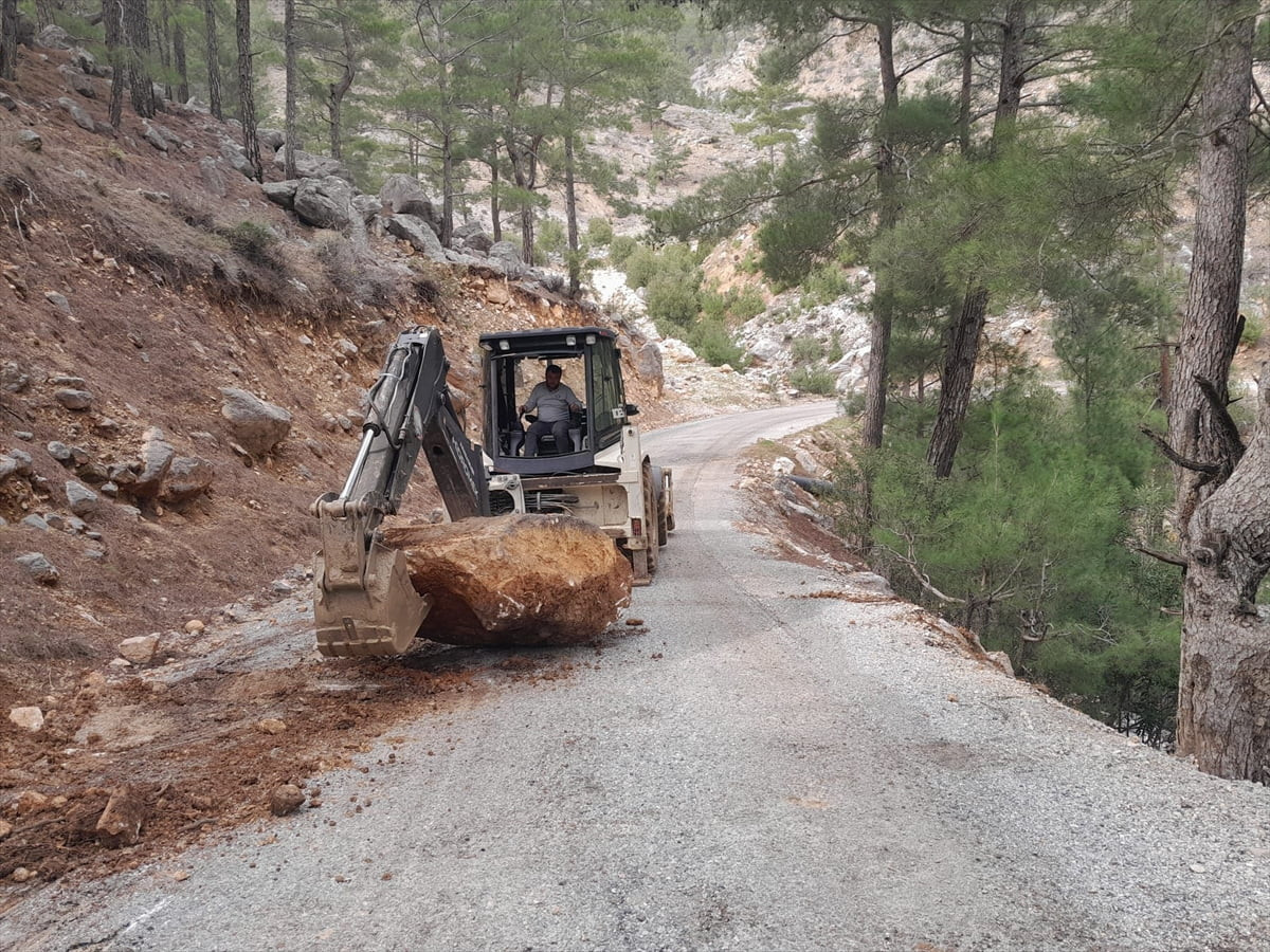 Mersin'de etkili olan sağanak ve şiddetli rüzgar nedeniyle bazı binaların çatısı uçtu, ağaçlar...