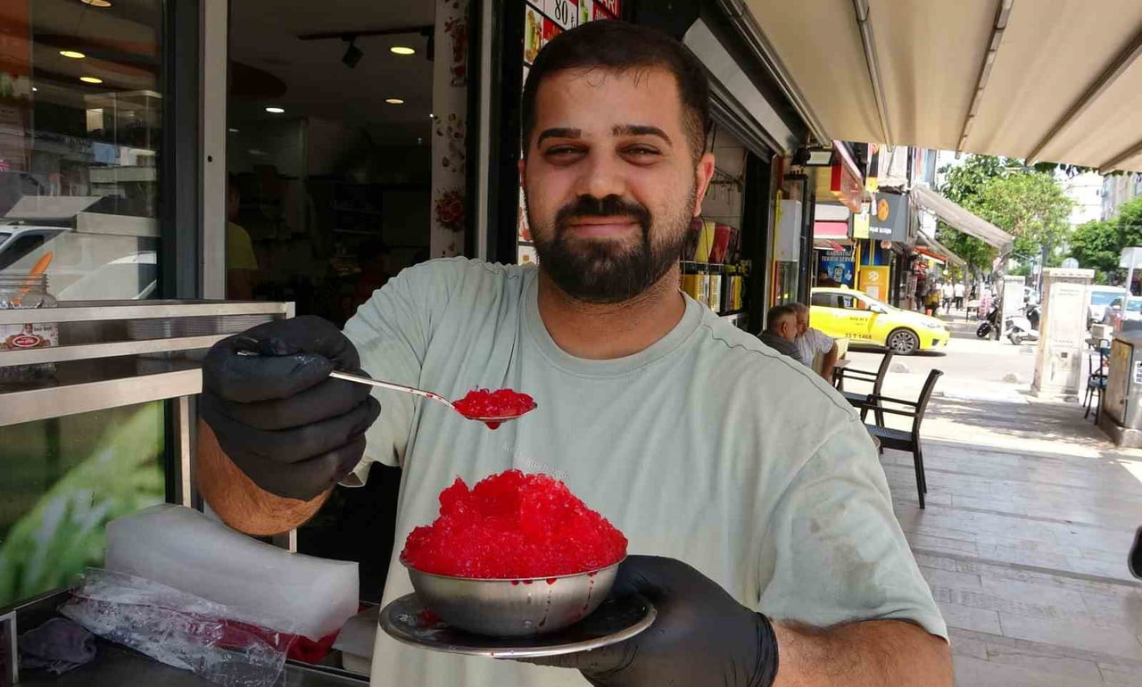 MERSİN'DE ETKİSİNİ ARTIRAN SICAK HAVA NEDENİYLE KENT MERKEZİNDEKİ MEYDANLAR BOŞALIRKEN...