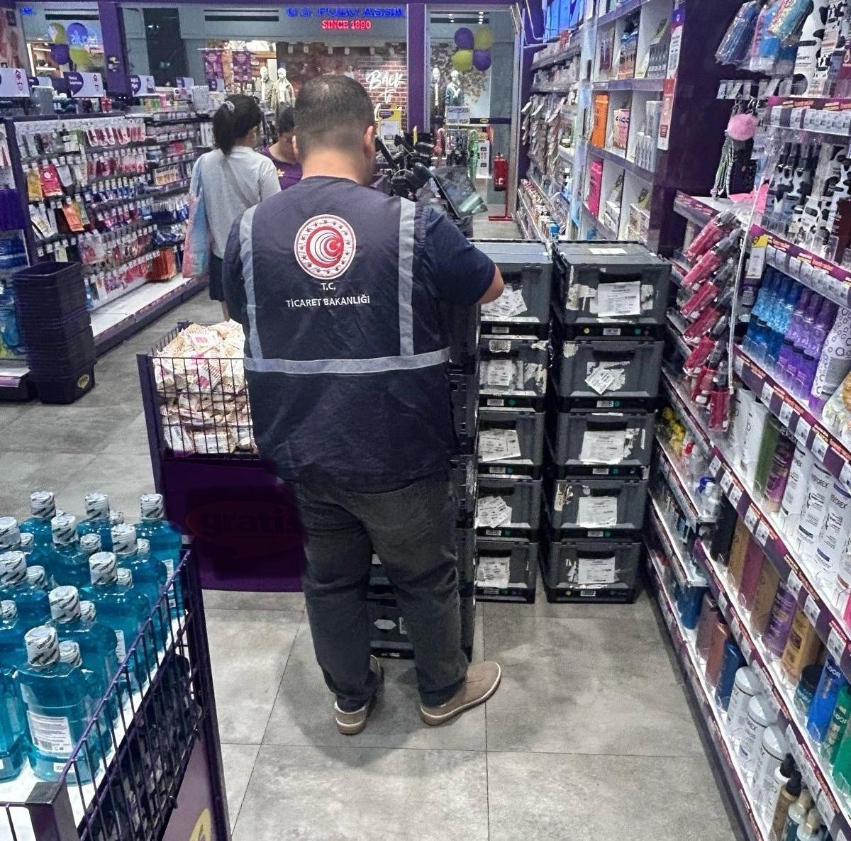 Mersin'de, fiyat etiketi ve haksız fiyat artışı denetiminde kurallara uymadığı tespit edilen...