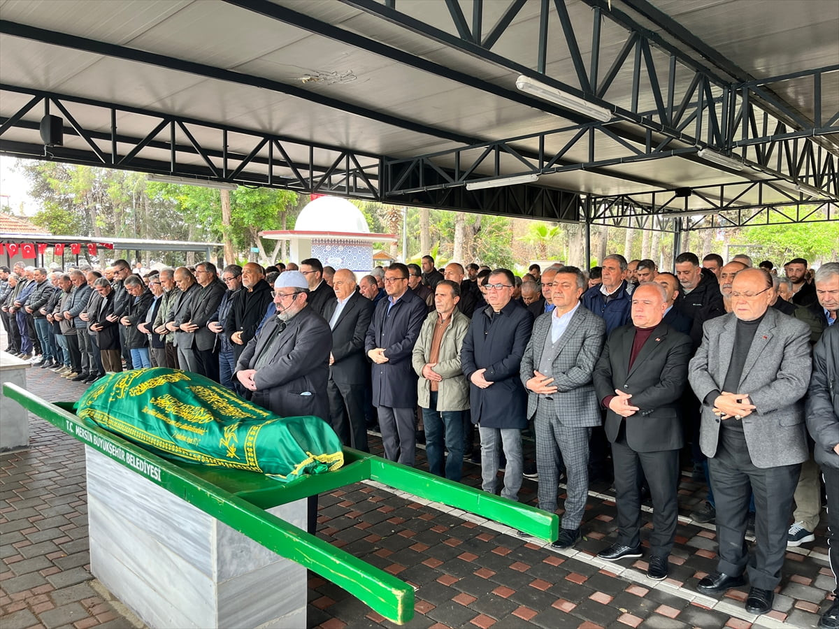 Mersin'de geçirdiği kalp krizi sonucu hayatını kaybeden eski futbolcu Hakan Turgut'un cenazesi...