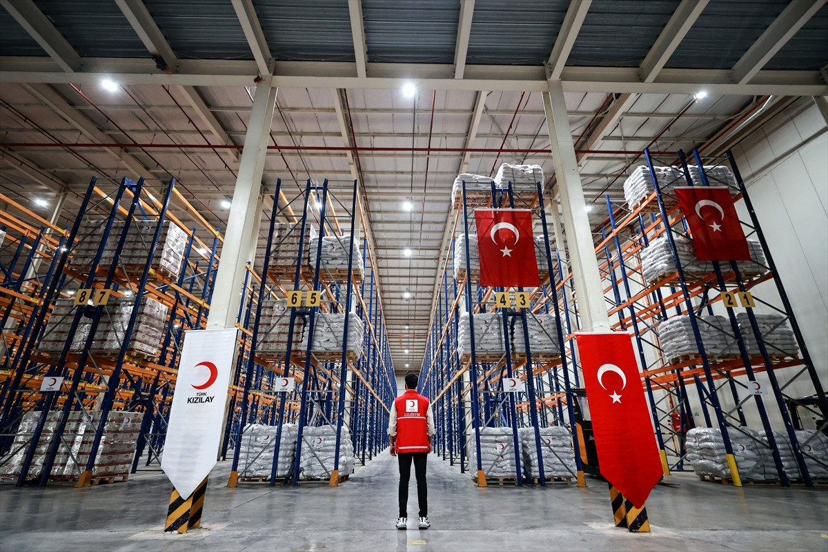 Mersin'de insani kriz bölgelerine hızlı şekilde yardım sevk edilmesi amacıyla Türk Kızılay...