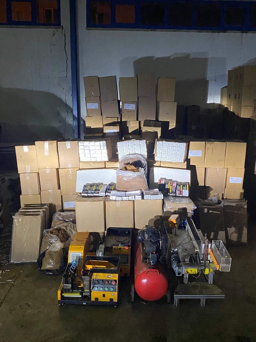 Mersin'de kaçak 2 milyon 10 bin makaron (filtreli sigara kağıdı) ve 227 kilogram nargile tütünü...