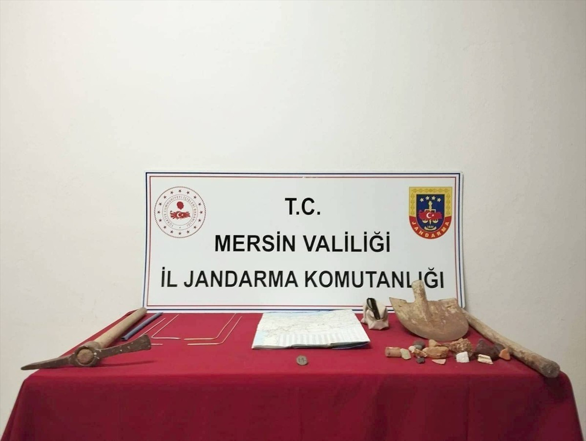 Mersin'de kaçak kazı yapan 4 şüpheli suçüstü yakalandı. Operasyonda, çeşitli renk ve boyutlarda 85...