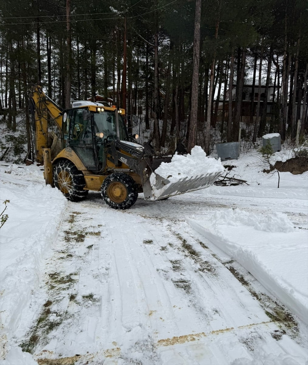 Mersin'de kar nedeniyle ulaşıma kapanan yolları açma çalışmaları devam ediyor. 