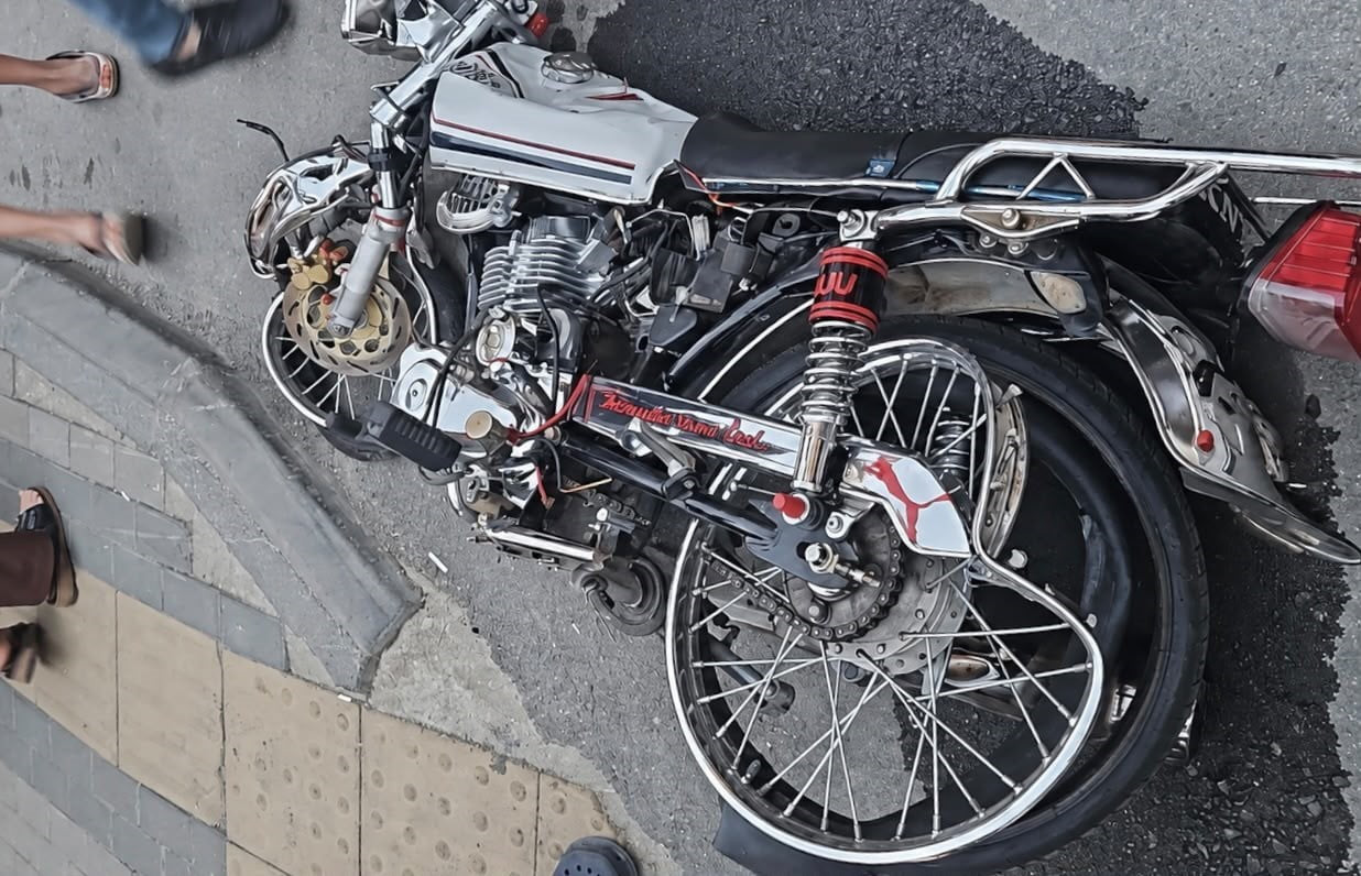 MERSİN'DE KARŞI YÖNDEN GELEN OTOMOBİLLE KAFA KAFAYA ÇARPIŞAN MOTOSİKLETİN SÜRÜCÜSÜ AĞIR...