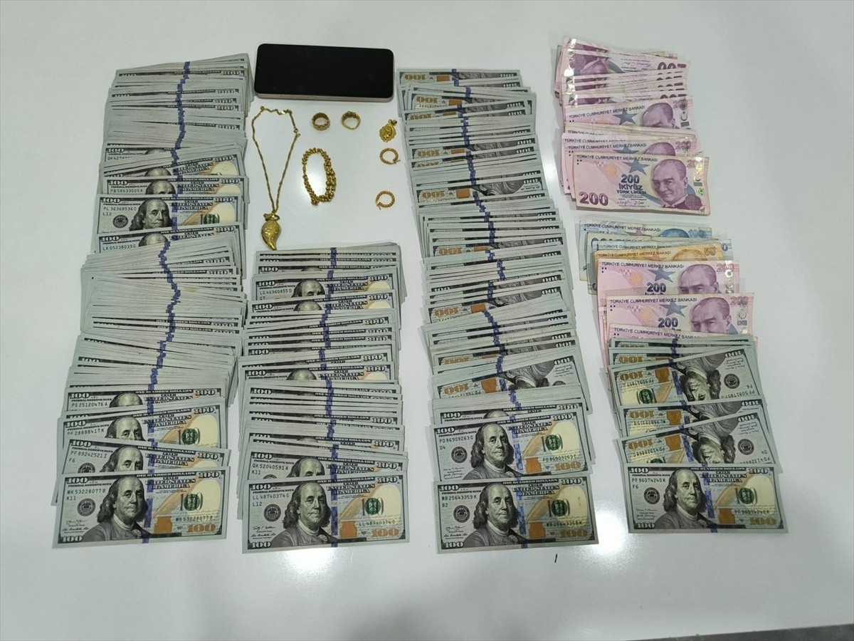 Mersin'de kendilerini polis ve savcı olarak tanıtarak dolandırıcılık yaptıkları iddiasıyla...