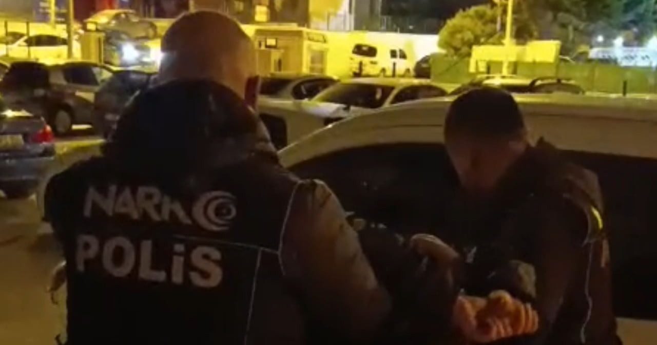 MERSİN'DE KIRMIZI BÜLTENLE ARANAN YABANCI UYRUKLU ŞÜPHELİ EMNİYET VE  MİLLÎ İSTİHBARAT...