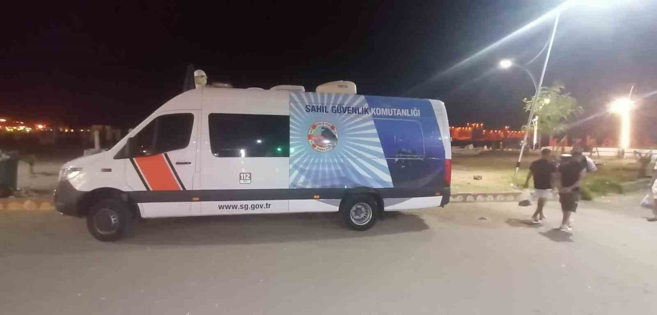 MERSİN'DE KIZKALESİ SAHİLİNDE GİRDİĞİ DENİZDEN GERİ DÖNMEDİĞİ İLERİ SÜRÜLEN ŞAHIS, POLİS EKİPLERİ...