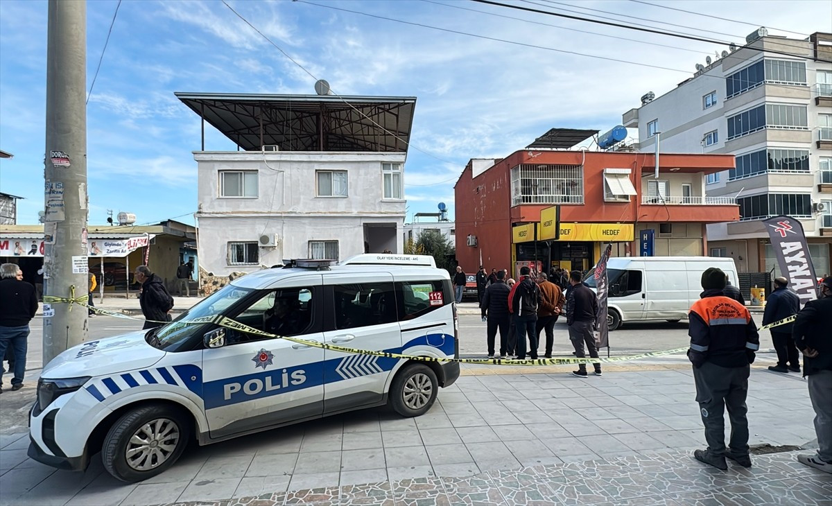 Mersin'de komşusu ve oğlu ile büfeciyi tabancayla öldüren zanlı, polis ekiplerince vurularak...