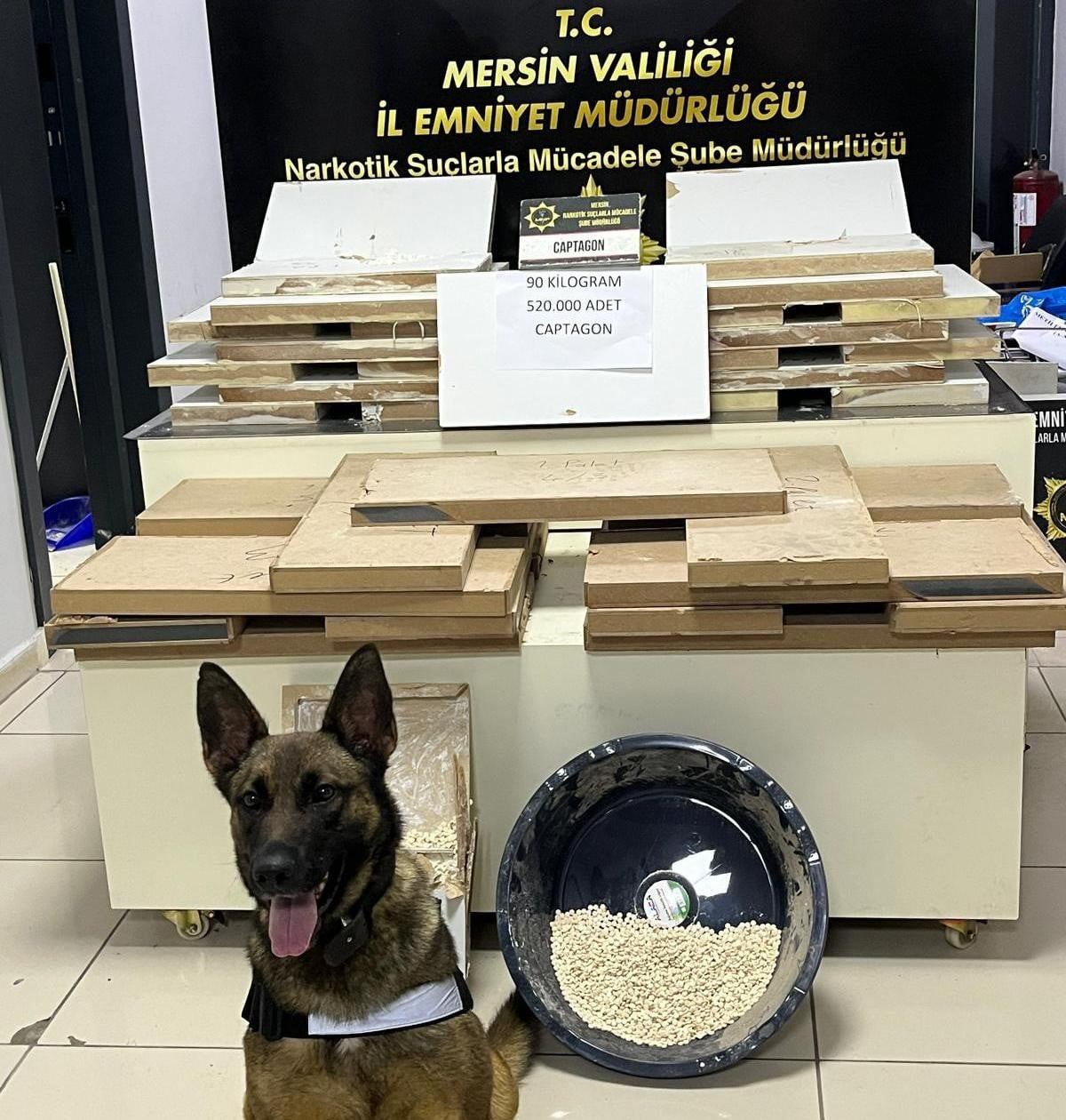 MERSİN'DE NARKOTİK EKİPLERİNCE BİR İŞ YERİNE DÜZENLENEN OPERASYONDA, TELEVİZYON ÜNİTELERİNİN...
