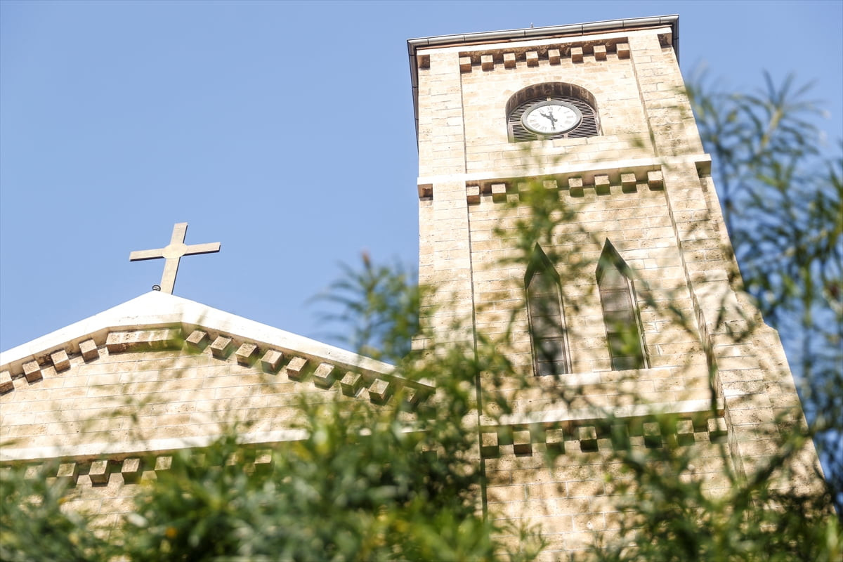 Mersin'de Noel dolayısıyla Latin İtalyan Katolik Kilisesi'nde ayin düzenlendi.