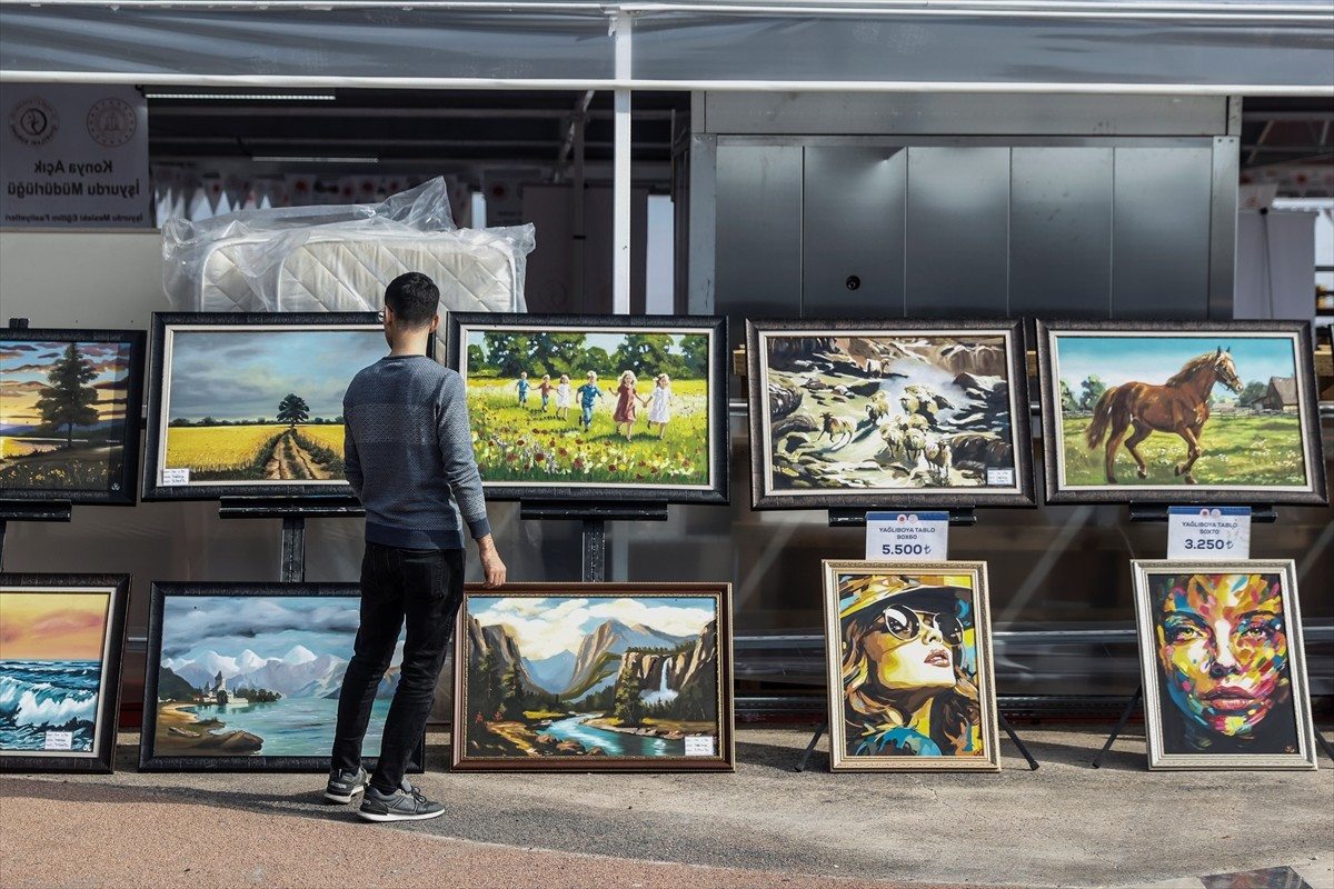 Mersin'de organize edilen İşyurtları Ürün ve El Sanatları Fuarı'nda hükümlü ile tutukluların...