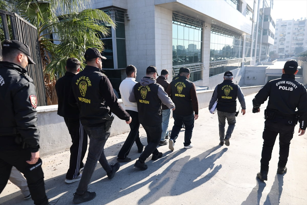  Mersin'de paravan şirketler üzerinden dolandırıcılık yaptıkları gerekçesiyle gözaltına alınan 15...