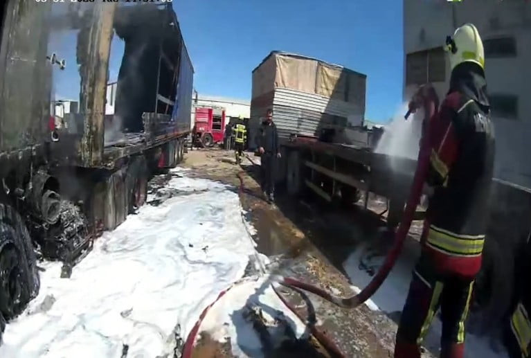 MERSİN'DE PARK HALİNDEKİ BİR TIRDA ÇIKAN YANGIN BİTİŞİKTEKİ BAŞKA BİR TIRA SIÇRARKEN, ALEVLER...