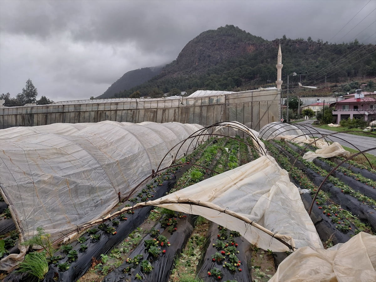 Mersin'de sağanak ve şiddetli rüzgar hayatı olumsuz etkiledi. Bozyazı ilçesinde akşam saatlerinde...