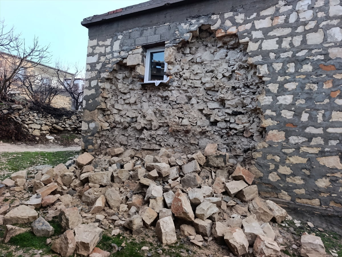 Mersin'de sağanaktan etkilenen alanlarda belediye ekiplerinin temizlik çalışmaları devam ediyor....