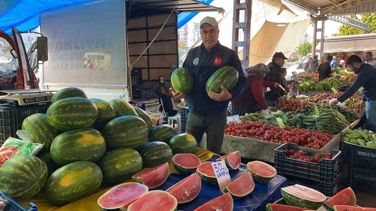 MERSİN'DE SEZONUN İLK KARPUZLARI PAZARDA SATIŞA ÇIKARKEN, DİLİM DİLİM MÜŞTERİYE SUNULMASI DİKKAT...