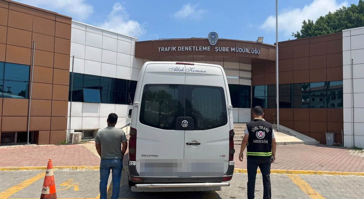 MERSİN'DE SOSYAL MEDYADA PAYLAŞILAN GÖRÜNTÜLER ÜZERİNE HAREKETE GEÇEN POLİS EKİPLERİ, KIRMIZI IŞIK...