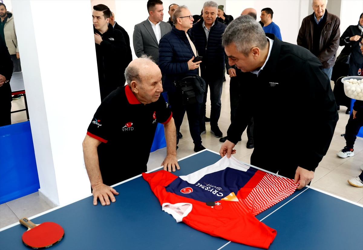 Mersin'de, spor alanında farkındalık oluşturup gençlere örnek olan veteran masa tenisçi 88...