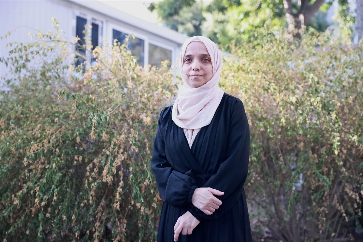 Mersin'de telefonda kendilerini emniyet personeli gibi tanıtan zanlılara altın ve parasını...