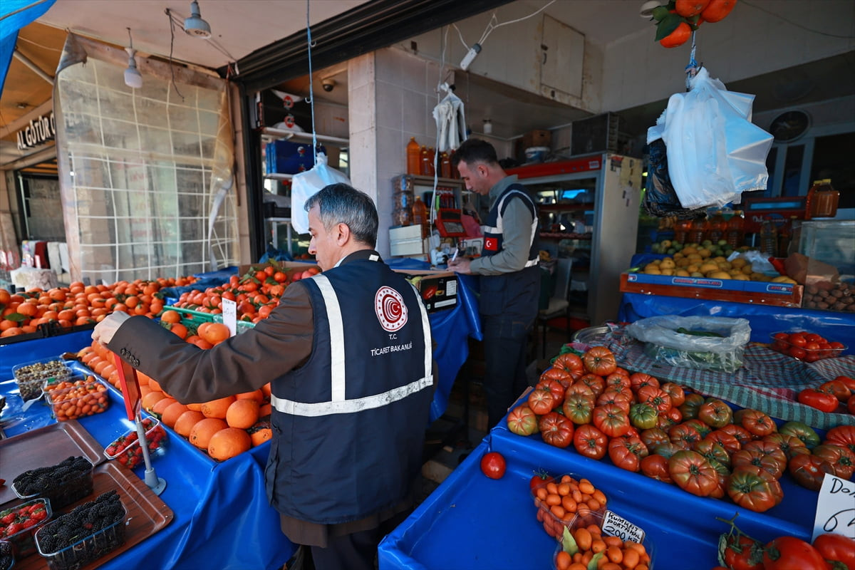 Mersin'de Ticaret İl Müdürlüğü ekipleri, Ramazan Bayramı öncesinde fahiş fiyat artışlarının önüne...